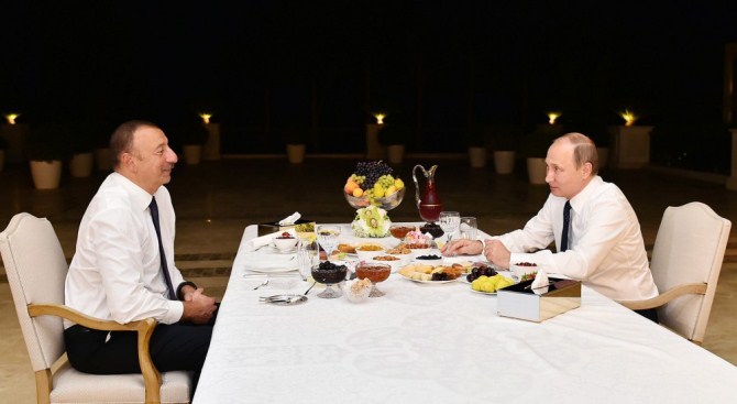 Ильхам Алиев пригласил Владимира Путина на чаепитие